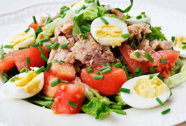 Салат с перепелиными яйцами: плотно и полезно
