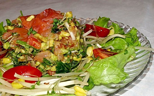 Салат из  салата и кукурузы: 3 оригинальных рецепта