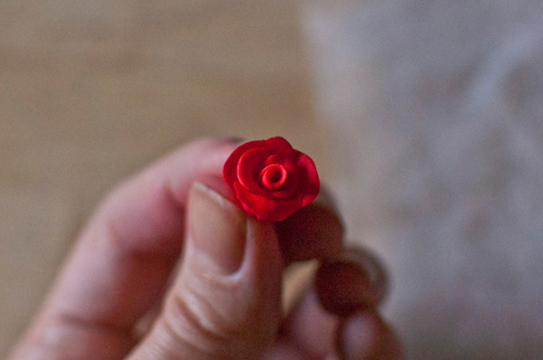 Серьги в виде розы из полимерной глины