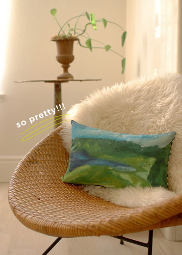 Как украсить диванную подушку