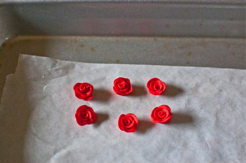 Серьги в виде розы из полимерной глины
