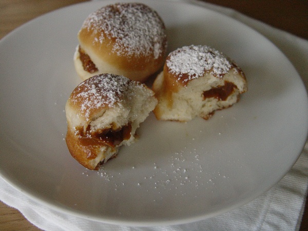 Пончики со  сгущенкой: деликатесный дессерт в  домашних условиях
